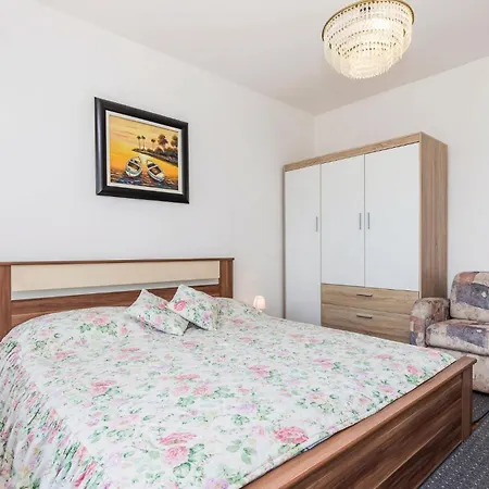 3 Bedroom Stunning In Apartament *
