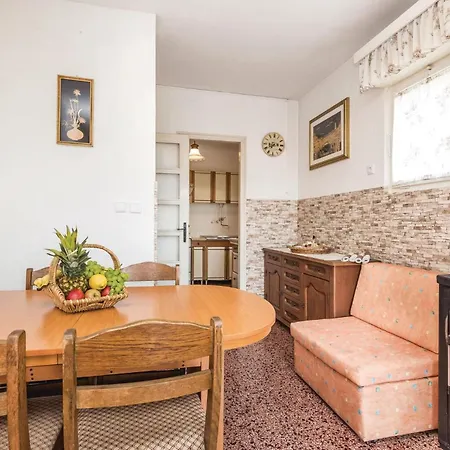 3 Bedroom Stunning In 아파트 로브란