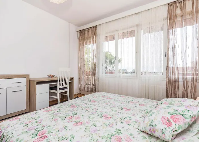 3 Bedroom Stunning In Appartement *