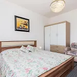 3 Bedroom Stunning In Apartament *