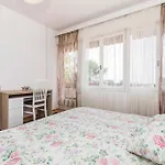 3 Bedroom Stunning In Apartament *